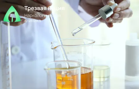 Врач берет анализ мочи